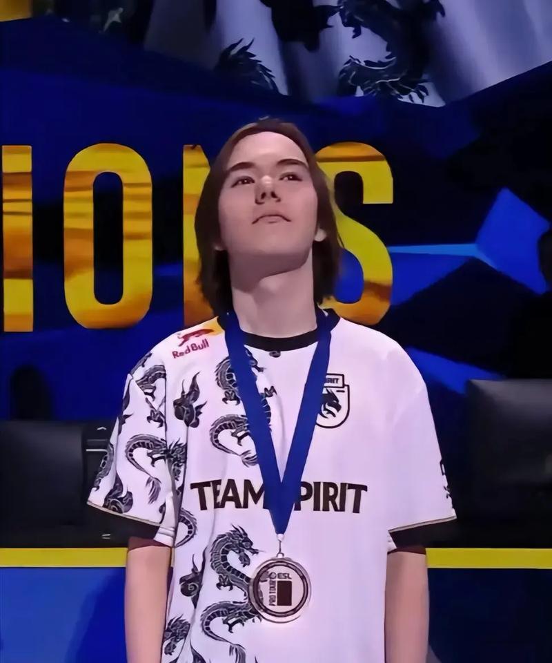 这是Quesanti！ TheShy 坚持住1v3 JIEJIE 刺穿 Ninjas in Pyjamas Invictus Gaming 赢得了第一局